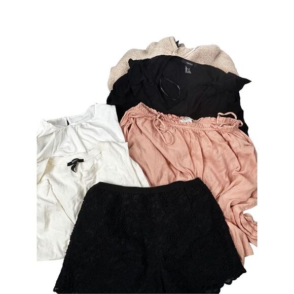CLEARaNCE BOX 4342, juniors size Small - Forever 21 box lot - shorts, sweatshirt - Picture 1 of 8